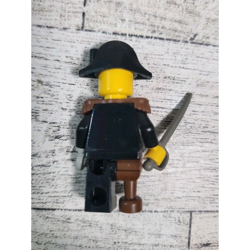 Vintage Captain Red Beard Pirates LEGO Minifigure Mini Figure w/ Sword & Hat